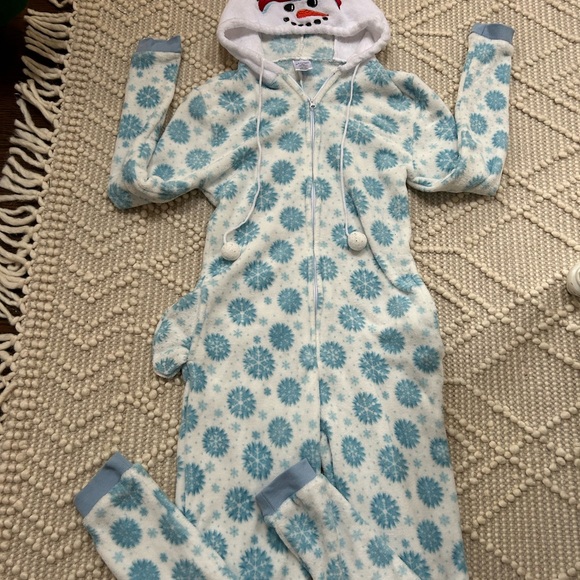 Mayfair woman’s Blue and White Snowflake Onesie - Picture 1 of 4